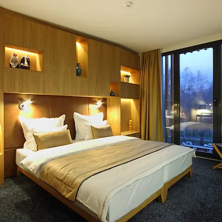 Opal 4* SJJ