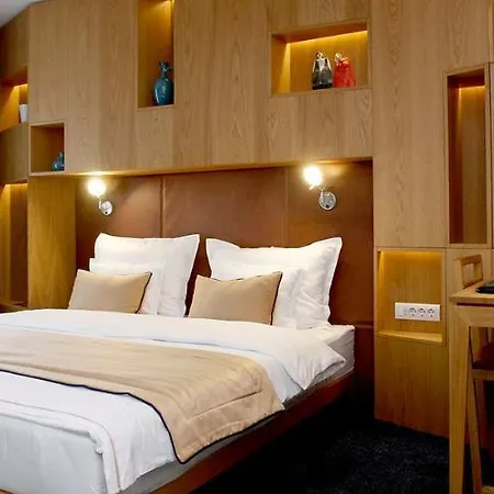 Opal 4* SJJ